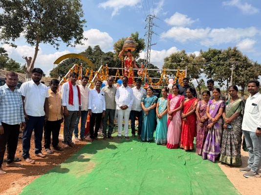 బతుకమ్మ విగ్రహాలను ప్రారంభించిన ఎమ్మెల్యే గండ్ర సత్యనారాయణ రావు