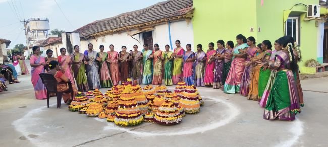 పుల్లూరులో ఘనంగా సద్దుల బతుకమ్మ సంబరాలు