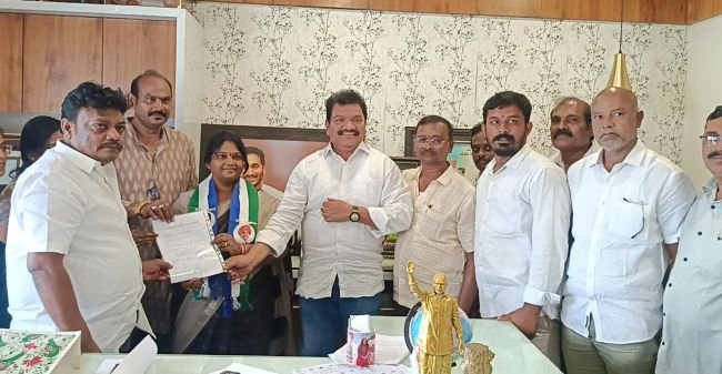 మున్సిపల్ చైర్ పర్సన్ అభ్యర్థిగా పట్నాన సాయిశ్రీ ని ఖరారు