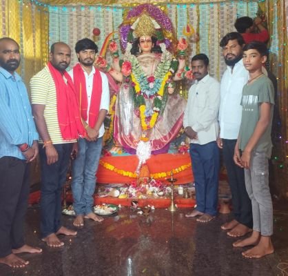 దుర్గాదేవికి ప్రత్యేక పూజలు నిర్వహించిన మాదారం సర్పంచ్ రాములు