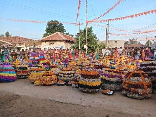 పూల పండుగలో పాల్గొన్న మహిళలు.. పాటలు, ఆటలతో సందడి