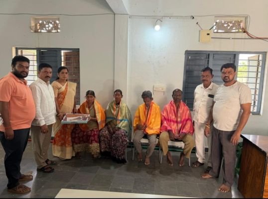 పారిశుధ్య కార్మికులకు దసరా కానుకలు అందజేసిన కౌన్సిలర్ శాంతిరాజు నాయక్