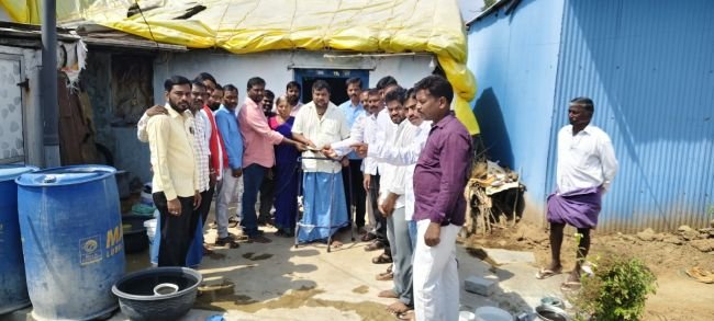 గ్రామపంచాయతీ కార్మికుడికి ఆర్థిక చేయూత..
