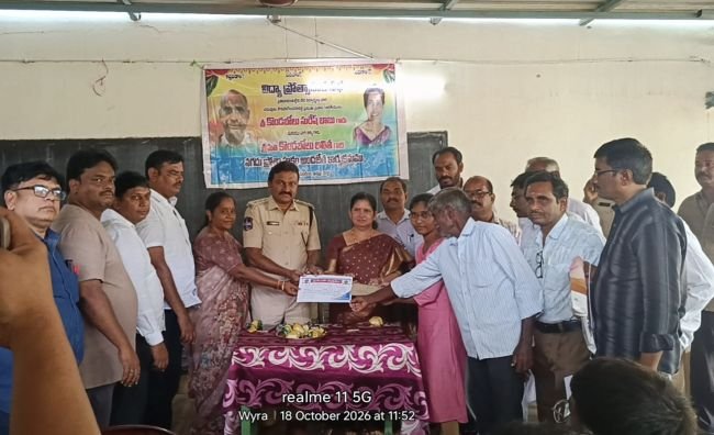 -పేద విద్యార్థుల పాలిట ఆపద్బాంధవులు!  --17 మంది వైద్య, సాంకేతిక విద్యార్థులకు రూ.2.10 లక్షల ఆర్థిక సాయం  --ప్రవాస భారతీయుడు కొండబోలు సురేష్, లలిత దాతృత్వం