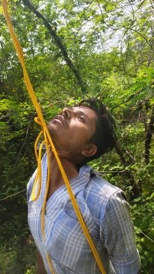 చెట్టుకు వేలాడుతున్న యువకుడి మృతదేహం