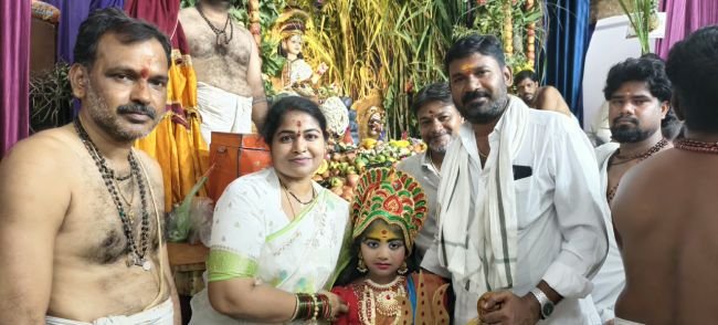 అమ్మవారికి ప్రత్యేక పూజలు చేసి బతుకమ్మ ఆడిన మాజీ చైర్‌పర్సన్ 