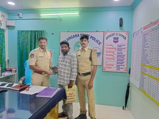 మొబైల్ రికవరీ బాధితునికి అప్పగించిన ఎస్హెచ్ఓ 