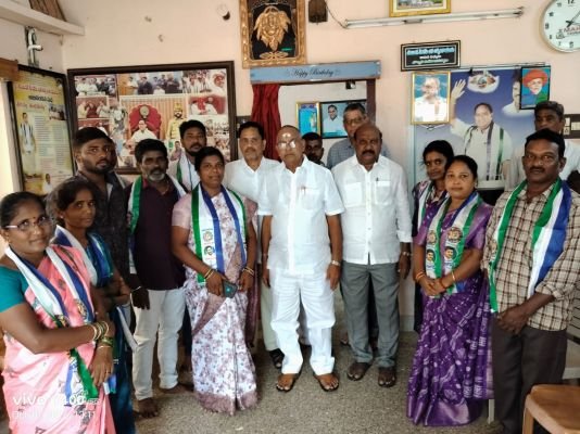 35 వ వార్డు టీడీపీ నుంచి వైఎస్సార్‌సీపీలోకి చేరిక