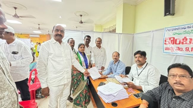 నామినేషన్ దాఖలు చేస్తున్న వైఎస్సార్ సీపీ 11 వ వార్డు కౌన్సిల్ అభ్యర్థి