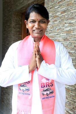 స్థానిక కళాకారులను విస్మరించి ఉత్సవాలను జరపడం సరికాదు