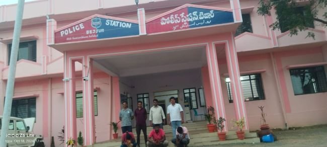 కోడిపందాల స్థావరంపై పోలీసులమెరుపు దాడి -  ముగ్గురు అరెస్ట్ - ఎస్సై కే రమేష్
