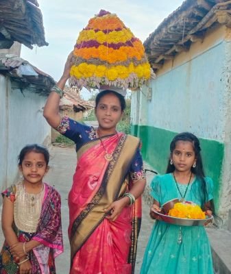 సద్దుల బతుకమ్మ వేడుకలు ఘనంగా నిర్వహణ పూల పండుగలో పాల్గొన్న మహిళలు.. ఆటపాటలతో సందడి