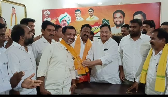 భారీగా టీడీపీలోకి చేరికలు  .....చీపురుపల్లి టౌన్ లో 100 కుటుంబాలతో చేరిక.…