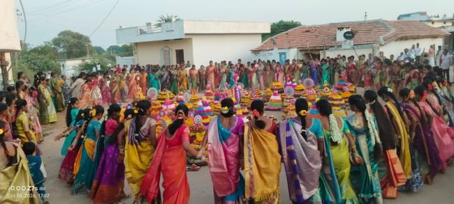 సంప్రదాయ దుస్తుల్లో ఆడపడుచుల ఆటపాటలు.. పూల పండుగతో పల్లెల్లో సందడి