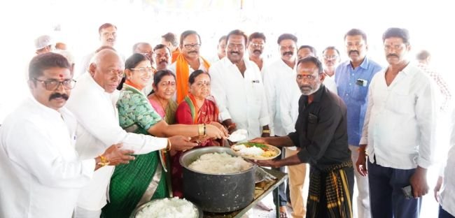 దుర్గాదేవి దీవెనలతో ప్రజలు సుభిక్షంగా ఉండాలి.