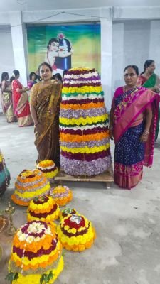 అతి పెద్ద బతుకమ్మతో ఆకట్టుకున్న మునుగోడు మాజీ సర్పంచ్ మిరియాల వెంకన్న కుటుంబ సభ్యులు