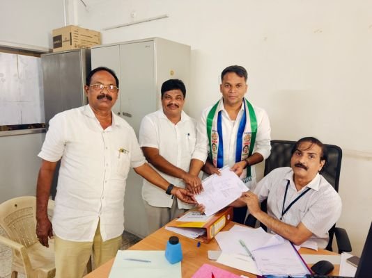 17 వ వార్డు వైసిపి  అభ్యర్థి నల్ల రవి నామినేషన్