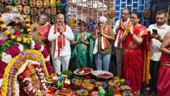 లక్ష గాజులతో గజలక్ష్మిగా అలంకరించుకున్న కనకమహాలక్ష్మి!