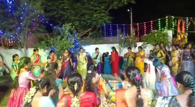 అంబరాన్నంటిన బతుకమ్మ వేడుకలు  *ఉత్సాహంగా ఆడిపాడిన మహిళలు