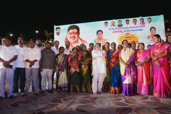 పువ్వుల పండుగకు పులకించిన హుస్నాబాద్!