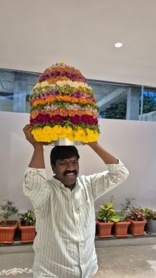 పూల పండుగకు శ్రీకారం.. ఎమ్మెల్యే వేముల వీరేశం నివాసం నుంచి బతుకమ్మ వేడుకలు ప్రారంభం
