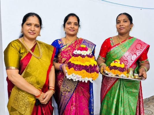 పూల సోయగాల నడుమ బతుకమ్మకు వీడ్కోలు