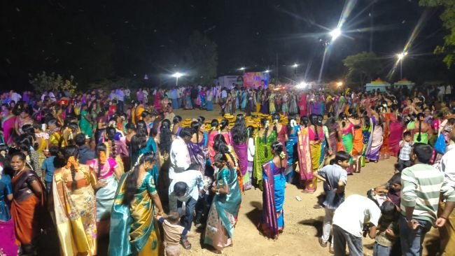 నల్గొండ జిల్లా శాలిగౌరారం మండలం అడ్లూరు గ్రామంలో సద్దుల బతుకమ్మ వేడుకలను ఘనంగా నిర్వహించారు.