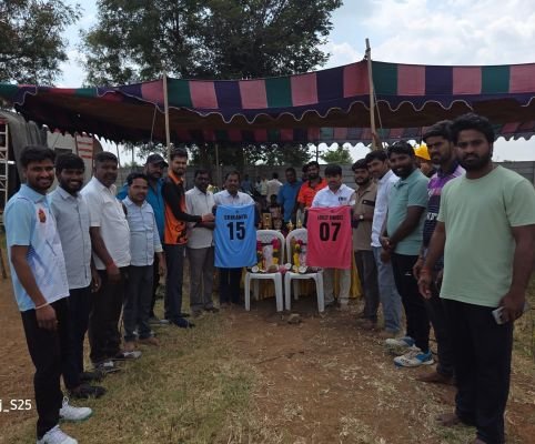 దసరా క్రికెట్ టోర్నమెంట్ ప్రారంభించిన సర్పంచ్ ఆర్ బాబు నాయక్