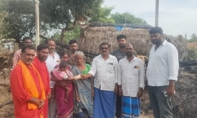 అగ్నిప్రమాద బాధిత కుటుంబానికి ఆర్థిక సాయం