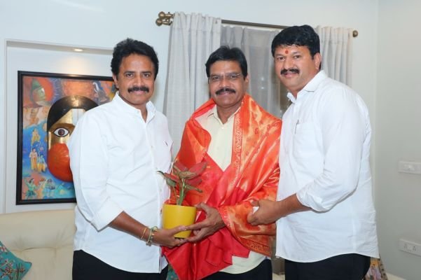 స్థానిక ఎన్నికలపై కూటమి నేతల వ్యూహాత్మక సమీక్ష  కూటమి అభ్యర్థుల విజయమే లక్ష్యంగా క్షేత్రస్థాయిలో కార్యాచరణ  ప్రభుత్వ అభివృద్ధి, సంక్షేమ పథకాలను ప్రజల్లోకి తీసుకెళ్లాలని దిశానిర్దేశం  ఆరిమిల్లి నివాసంలో భాష్యం రామకృష్ణ, మంతెన రామరాజు సమీక్ష
