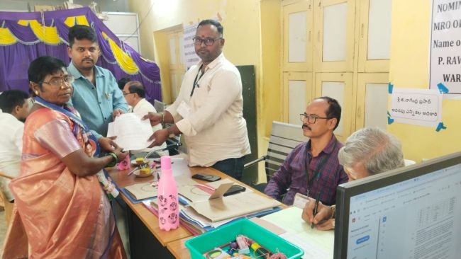 37వ వార్డులో వైఎస్సార్‌సీపీ అభ్యర్థిగా సిద్ధమ్మ నామినేషన్