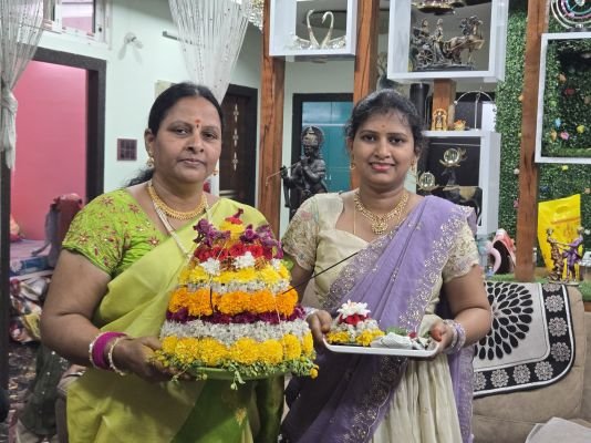 పూల పండుగలో పులకించిన రెసిడెన్సి అపార్ట్మెంట్!