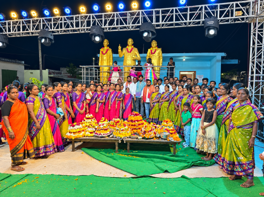 ఆలూరులో ఘనంగా బతుకమ్మ వేడుకలు