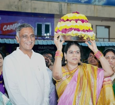 గోదావరి జలాలతో మత్తడి దూకుతున్న కోమటి చెరువు మాజీ మంత్రి, ఎమ్మెల్యే హరీశ్‌రావు