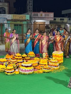 తెలంగాణ సంస్కృతికి నిలువెత్తు నిదర్శనం బతుకమ్మ పండుగ