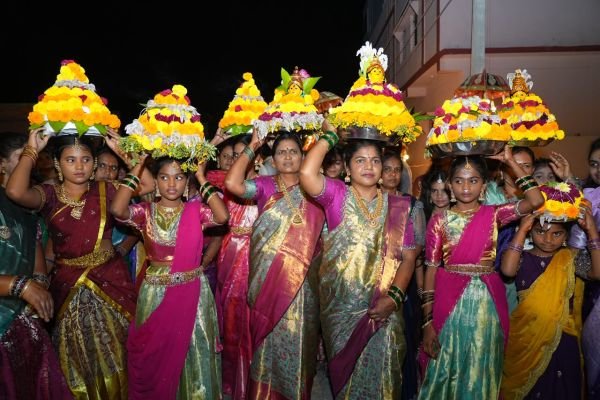 తాండూరు 9వ వార్డులో దీప నర్సింహులు ఆధ్వర్యంలో అంబరాన్నంటిన సద్దుల బతుకమ్మ సంబరాలు