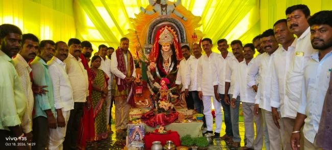 దుర్గామాత మండపాల్లో ప్రత్యేక పూజలు చేసిన ఎమ్మెల్యే......