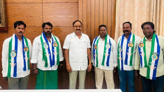 చిత్తూరులో తెలుగుదేశం పార్టీకి భారీ షాక్   - నగర నాయకత్వం  వైకాపాలోకి జంప్  - మాజీ నగర అధ్యక్షుడు తుంగా నరేష్ చౌదరి సహా ఐదుగురు కీలక నేతల పార్టీ మార్పు   - ఎం.సి. విజయానందరెడ్డి సమక్షంలో కండువాలు