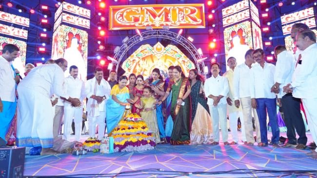 పూల జాతరతో పటాన్ చెరు పులకింత.. అంబరాన్నంటిన సద్దుల బతుకమ్మ -సాకి చెరువు 