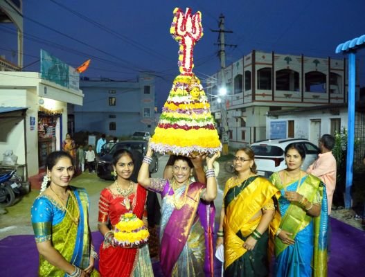 కౌన్సిలర్ వంశీ ఆధ్వర్యంలో ఘనంగా బతుకమ్మ సంబరాలు