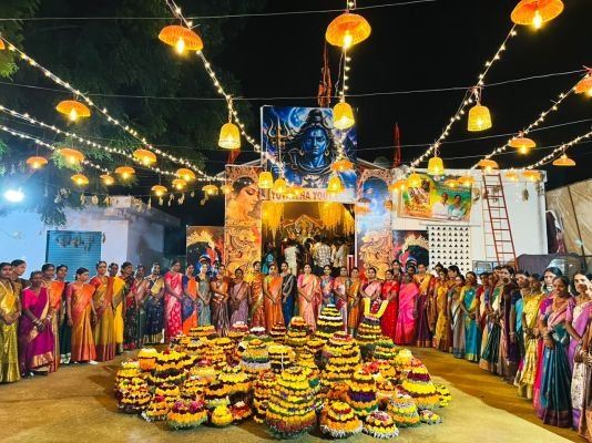 పూల పేర్పులో అందం.. బతుకమ్మ వేడుకల్లో ఆనందం!