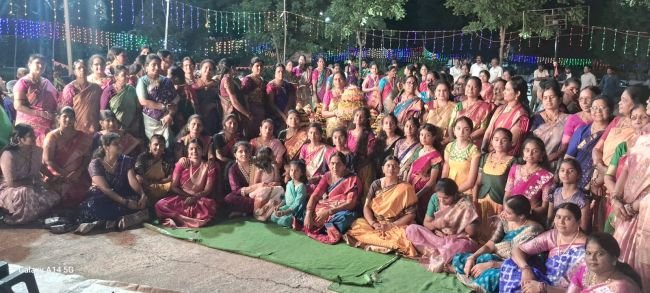 మన్నెగూడ ప్రముఖ్ టౌన్ షిప్ లో ఘనంగా సద్దుల బతుకమ్మ వేడుకలు