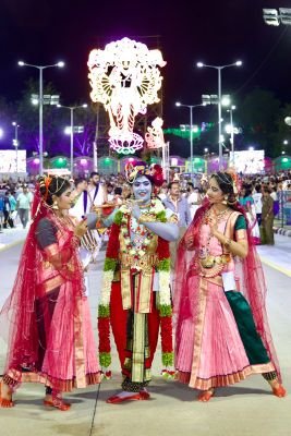 ఏడు రాష్ట్రాలు, పుదుచ్చేరి, రెండు విదేశాల కళాకారుల ప్రదర్శనలు  16 కళాబృందాలు.. 451 మంది కళాకారులతో మాడవీధుల్లో సాంస్కృతిక సందడి