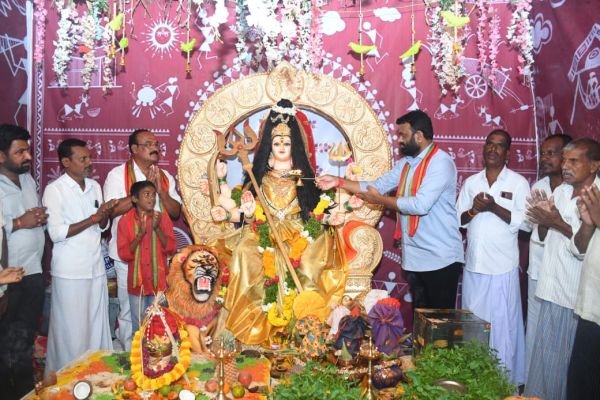 నీళ్లపల్లిలో బీఆర్ఎస్ నాయకులు, కార్యకర్తలతో మాజీ ఎమ్మెల్యే పైలెట్ రోహిత్ రెడ్డి భేటీ