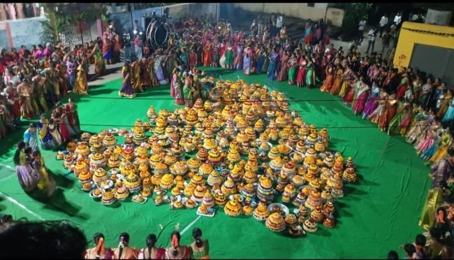 రంగురంగుల పూలతో ప్రకృతికి పూజలు:నూతనకల్‌లో ఘనంగా సద్దుల బతుకమ్మ సంబరాలు