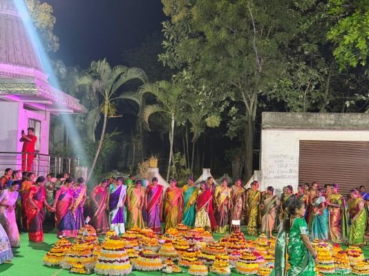 వైస్ చైర్మన్ మేకల రజిత దేవేందర్ రెడ్డి ఆధ్వర్యంలో బండమాదారంలో ఘనంగా బతుకమ్మ సంబరాలు