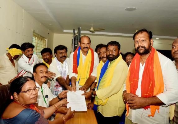నూజివీడు లో నామినేషన్ల సందడే... సందడి...- 110 నామినేషన్ల దాఖలు   - భారీ స్థాయిలో ఊరేగింపుగా వచ్చిన అభ్యర్థులు!