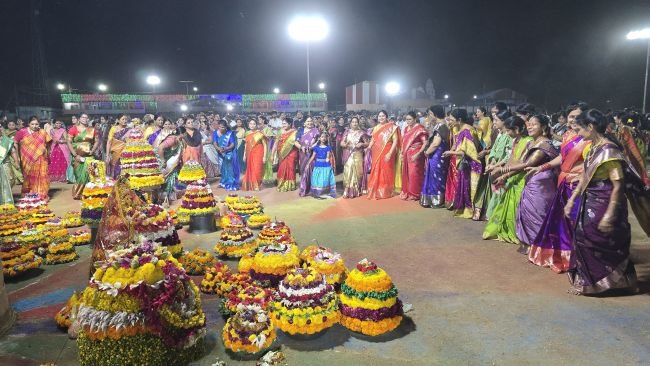 సింగరేణిలో అంబరాన్నంటిన సద్దుల బతుకమ్మ సంబరాలు