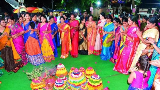 తెలంగాణలో అంబరాన్నంటిన సద్దుల బతుకమ్మ సంబురాలు