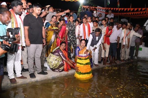 సమైక్యతతో పండుగలు జరుపుకోవాలి  • రాష్ట్ర కార్మిక, ఉపాధి శిక్షణ, కర్మాగార, గనులు భూగర్భ శాఖ మంత్రి గడ్డం వివేకానంద 